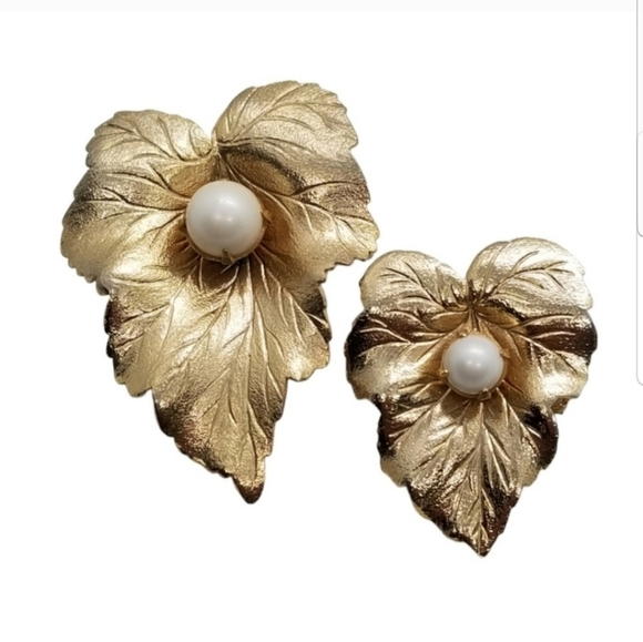 SARAH COVENTRY 1959 "CHIT CHAT" GOLDTONE LEAF WITH FAUX PEARL BROOCH SET - Picture 1 of 4